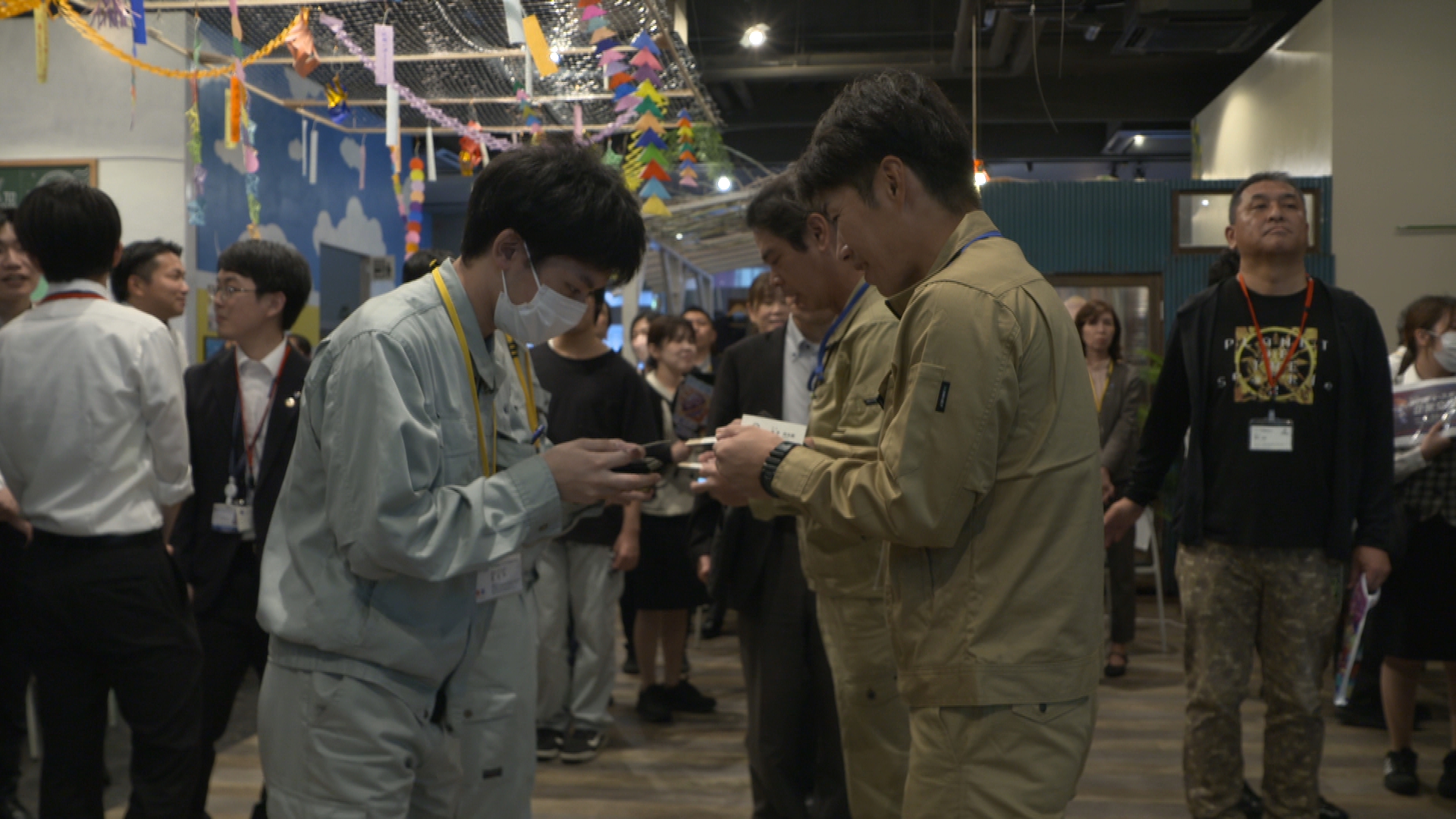 名刺交換の様子